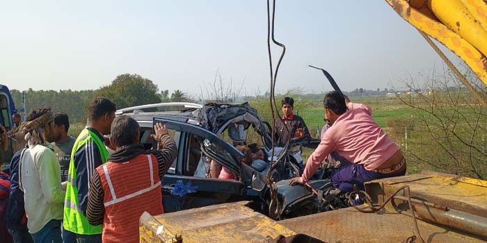  A speeding car collides with a parked truck on Agra-Lucknow Expressway, four youth killed