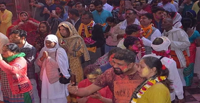 Holi 2024: Devotees played Holi with Lord Krishna in Radhavallabh temple…#agranews