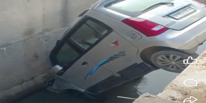  Agra News : Car falls in open drain in Kothi Meena Bazar in Agra #agra