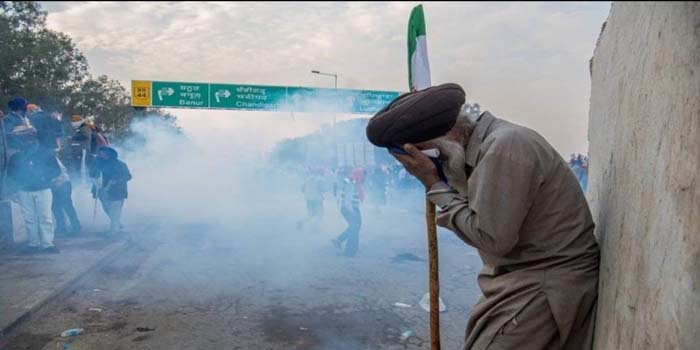  Police fired tear gas shells on the protesting farmers, arrived with heavy machines to break the barricades