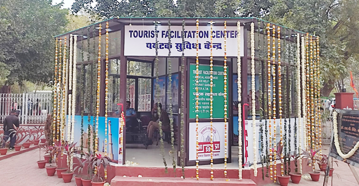  Agra News: Tourist Facilitation Center started at both the gates of Taj Mahal. 40 new golf carts also given green signal…#agranews