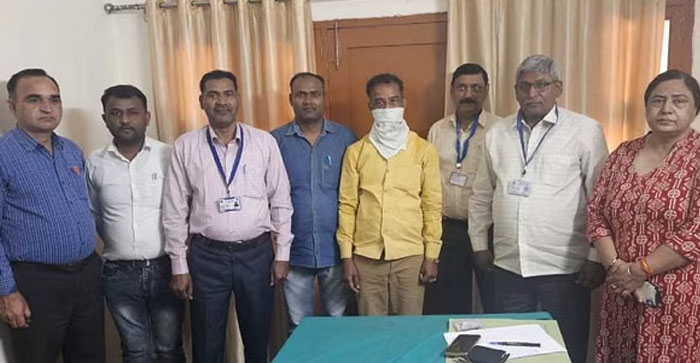  Agra News: Agra vigilance team caught revenue inspector red handed taking bribe…#agranews