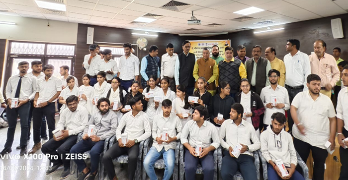  Agra News: 34 university students in Agra got mobiles…#agranews