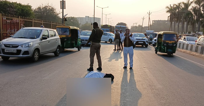  Agra News: Accident again at Gurudwara Guru Ka Tal intersection. Container collides with bike, woman dies painfully…#agranews