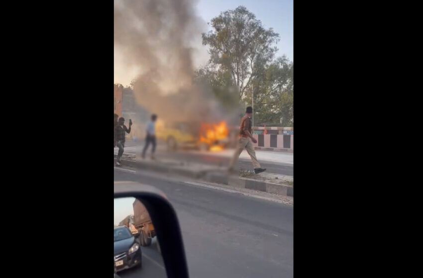  Video News: Car catches fire on Bhagwan Talkies flyover. Burning with smoke….#agranews