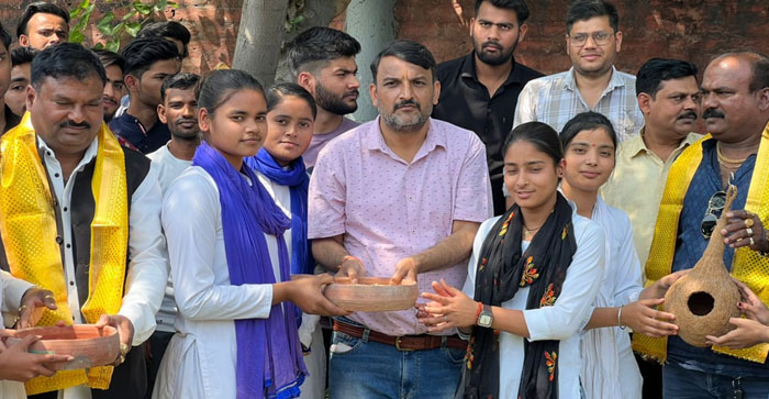  World Sparrow Day: Sacks and grains distributed to serve birds in Agra…#agranews