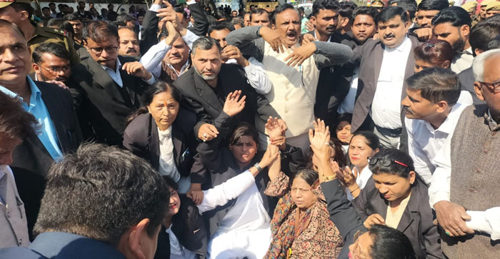  Agra News: Protest by lawyers in Agra for the arrest of the accused in the death of advocate Sunil Sharma…#agranews