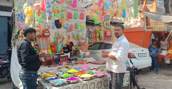  Agra News; The glow of Holi spread in the markets of Agra. Huge crowd at colour-gulal, pichkari and sweet shops…#agranews