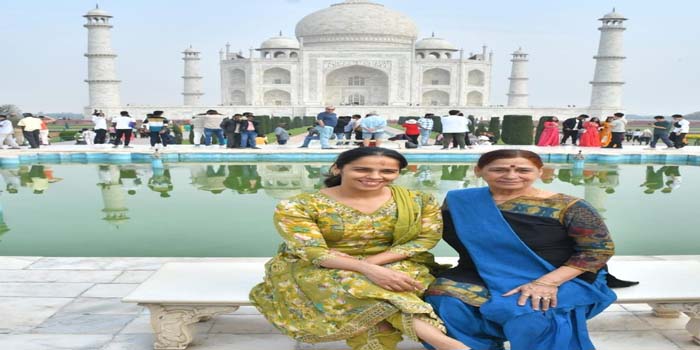 Agra news: Badminton queen Saina Nehwal admires Taj Mahal, gets photo shoot done on Diana Bench, selfie with fans
