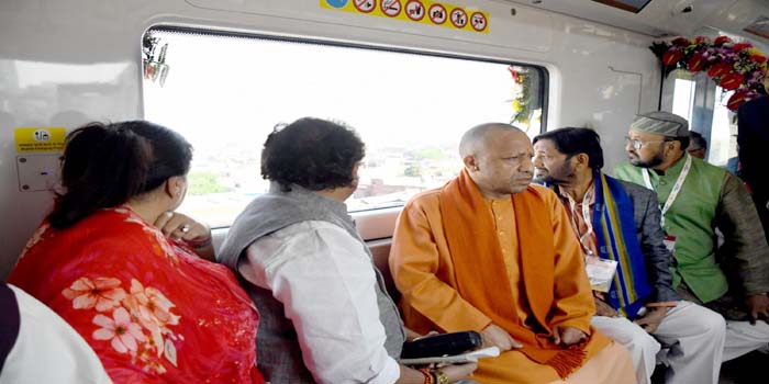  CM Yogi Adityanath traveled in Agra Metro and saw the Taj Mahal, gave good wishes in the visitor’s book, Happiness among public representatives