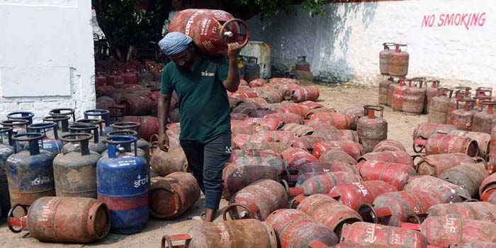  Inflation shock in the beginning of March, commercial gas cylinder prices increased by Rs 25.50