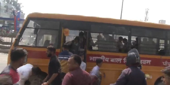  Agra Video News : Fire break out in running School bus, Student rescued #agra