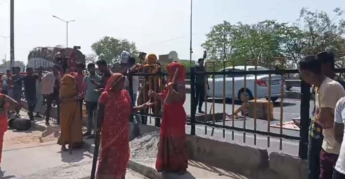  Agra News: Ruckus over liquor in Agra. Women created ruckus on liquor shop…#agranews