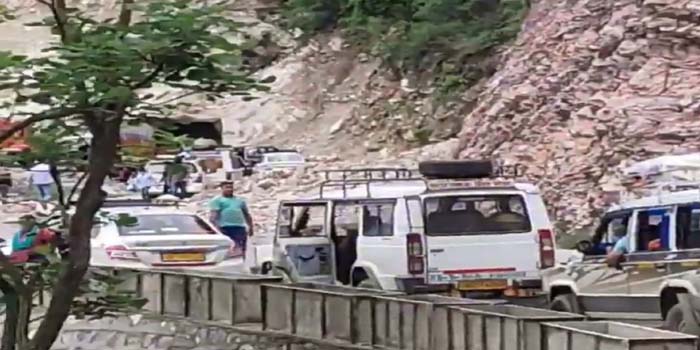  Chardham Yatra: 50 km long jam on Gangotri-Yamunotridham route, people of Agra also stranded, 10 dead so far