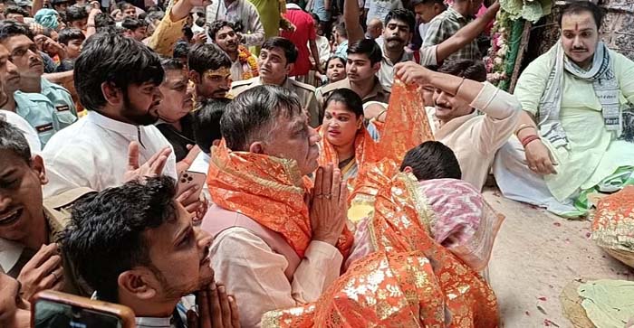  Agra News: UP Assembly Speaker Satish Mahana arrives to Darshan of Banke Bihari ji…#agranews