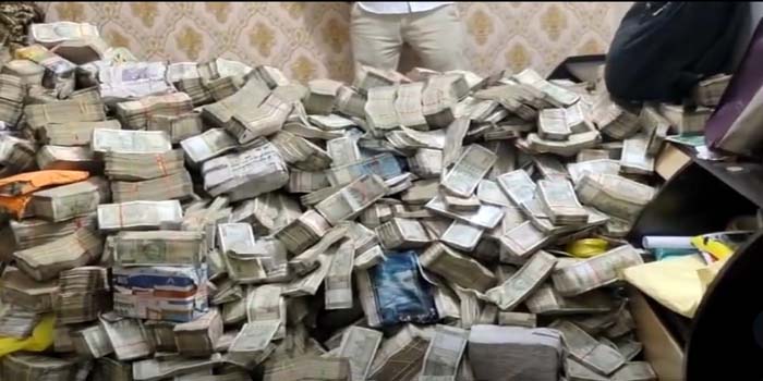  During the ED raid, Rs 30 crore cash was recovered from the house of the servant of the minister’s personal secretary in Ranchi