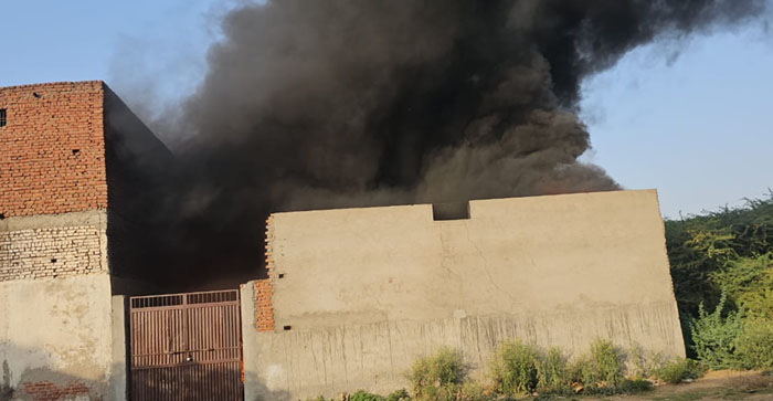  Breaking: Massive fire breaks out in warehouse in Agra…#agranews