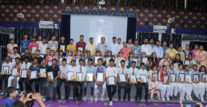  Agra News: Students were honored by giving awards in Shanti Niketan Public School, Agra…#agranews