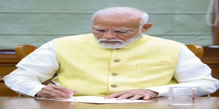  PM Modi took charge for the third time, passed the file of Kisan Samman Nidhi, distribution of departments among ministers in the evening