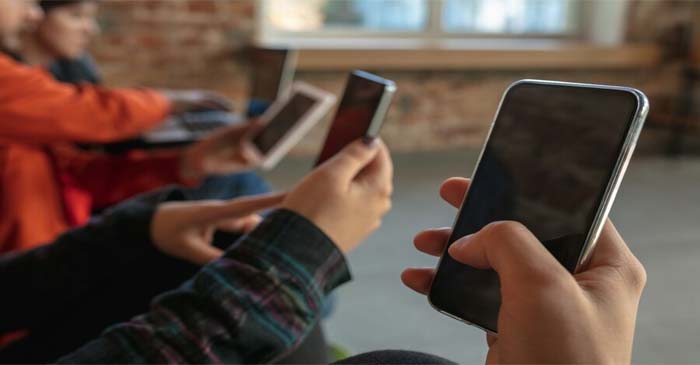  Agra News : When Kids Are Addicted to Phones, Who is to Blame?