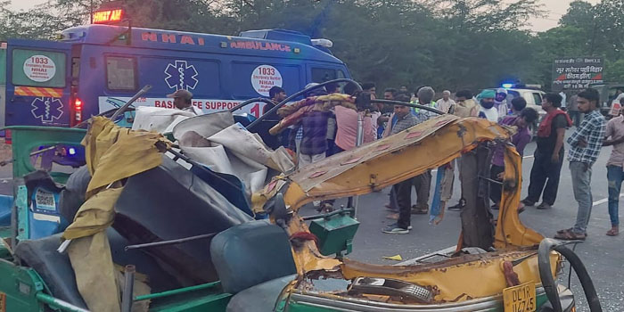  Agra sad News : Man & his two son died after tractor trolley hit auto on Agra Delhi Highway in Sikandara#agra