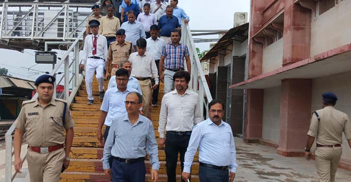  Agra News: Railway General Manager arrived to see the ongoing work at Idgah station in Agra.#agranews