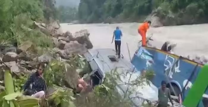  Sad News: Big accident with Indians in Nepal. A bus filled with 40 passengers fell into the river. 27 died…#accident