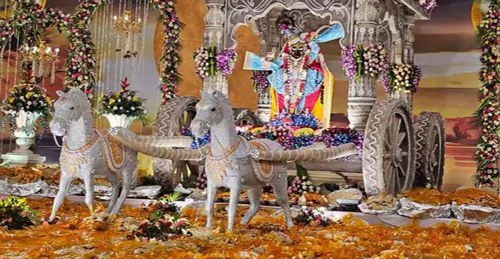  Govardhan Maharaj seated in a chariot made of silver. 21 thousand kilos of dishes were offered