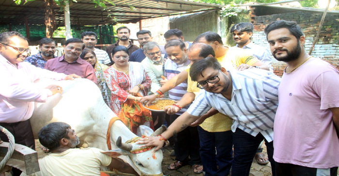  Cow Worship done by Shyam Aastha family Agra Khatudham in Kalika Gaushala…#agranews