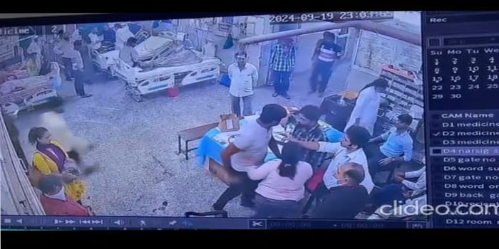  Agra News CCTV : Woman patient attendant clash with Junior Doctor for Chair in SNMC, Agra #Agra