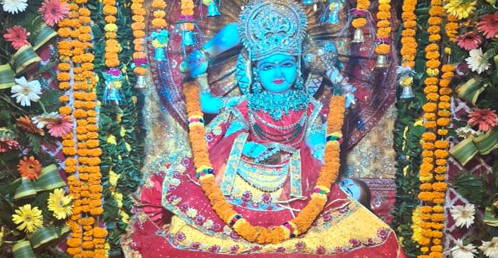  Agra News: On Mahashtami, offerings from 11 thousand mantras were given in Maa Pitambara Devi temple.