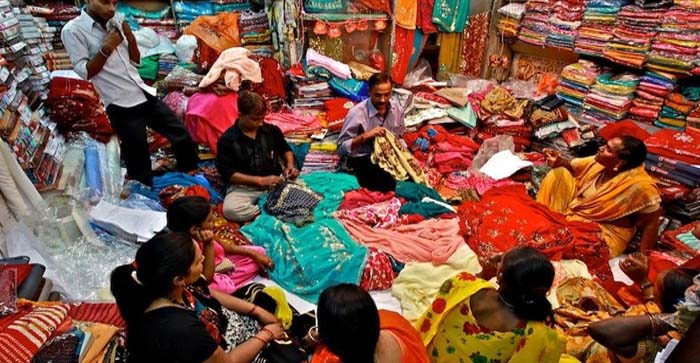  Agra News: Sahalag shopping in Agra. Not only marriage, now there are different special dresses for Haldi and Mehndi functions also…#agranews