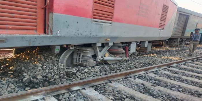  Coaches of Superfast Express derailed near Howrah in West Bengal