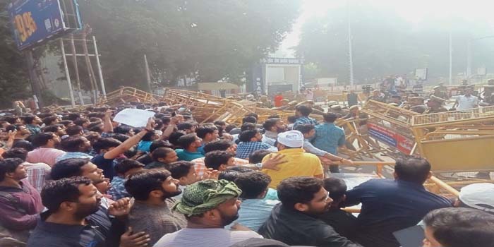  The protest of UPPSC students continues, they broke the barricades and entered the office to submit the memorandum