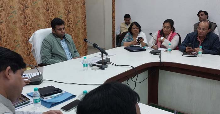  Agra News: DM held a meeting of the District Health Committee, gave instructions