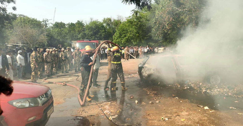 Agra Live News: Car Catches Fire in Civil Court Parking Lot in Agra…# ...