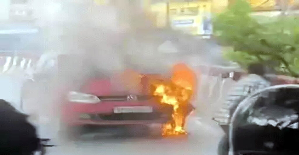 Agra Live News: Car catches fire while moving on Rawali Bridge in Agra ...